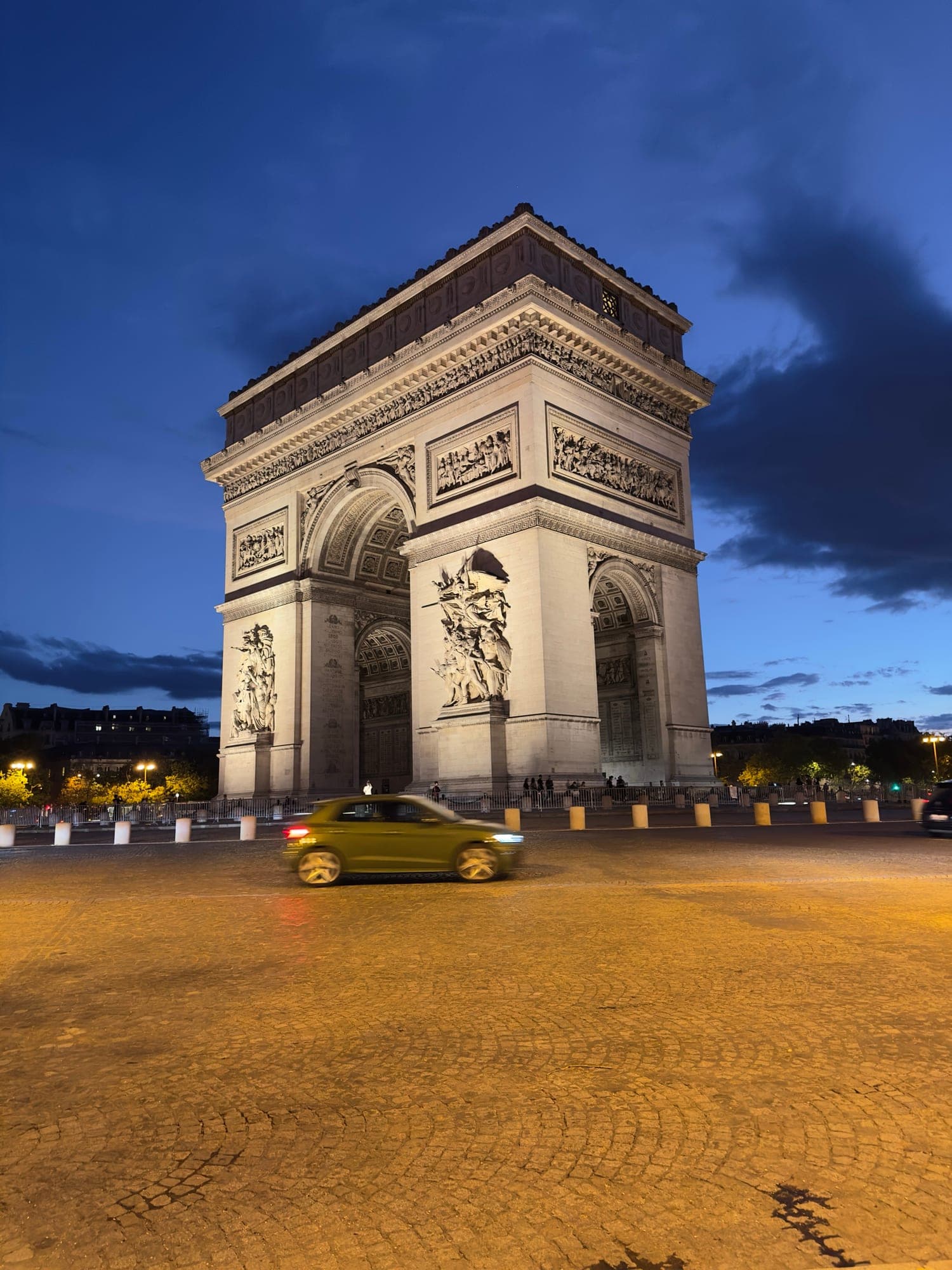 Arc de Triomphe at night, photographed by MEOCY Studio
