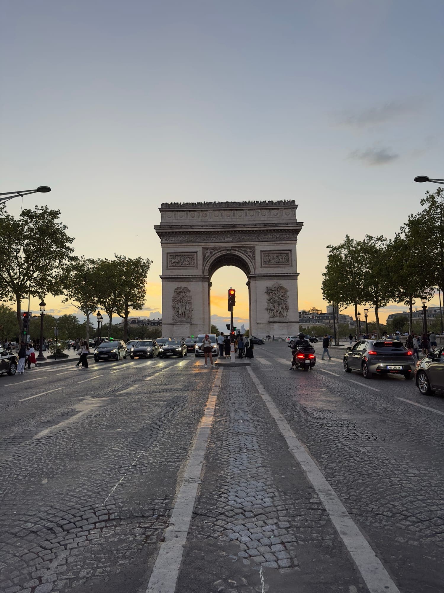 Arc de Triomphe at sunset from the Champs-Élysées, photographed by MEOCY Studio