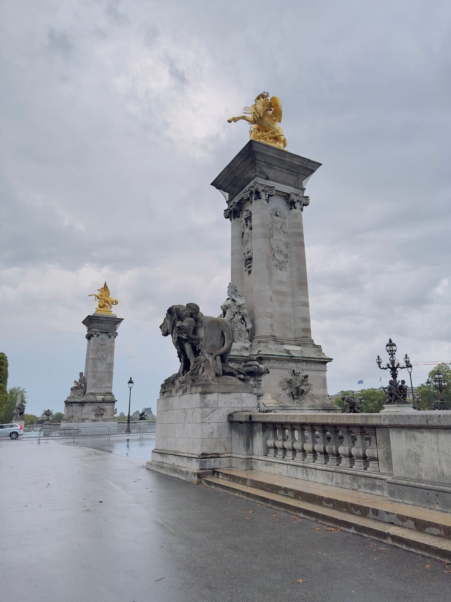 Pont Alexandre III gilded pillars, photographed by MEOCY Studio